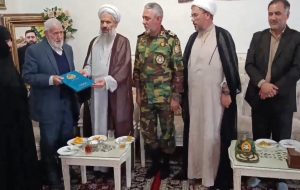 اهدای لوح تقدیر ارتش به خانواده استاندار شهید مالک رحمتی
