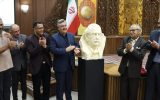 رونمایی از تندیس استاد منصور حمیدی در اختتامیه تئاتر استانی رویش