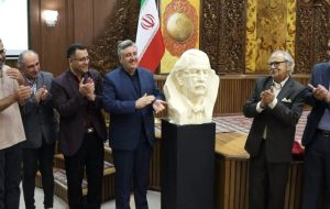 رونمایی از تندیس استاد منصور حمیدی در اختتامیه تئاتر استانی رویش